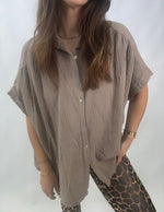 Lade das Bild in den Galerie-Viewer, Musselin Bluse Kurzarm Taupe
