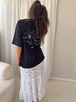 Lade das Bild in den Galerie-Viewer, BQ Shirt Flower Black | Fair Fashion
