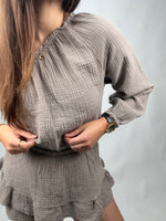 Lade das Bild in den Galerie-Viewer, Musselin Jumpsuit Mia Taupe One Shoulder
