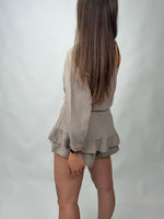 Lade das Bild in den Galerie-Viewer, Musselin Jumpsuit Mia Taupe One Shoulder
