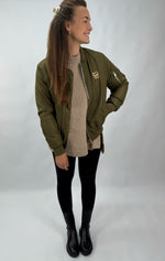 Lade das Bild in den Galerie-Viewer, BQ Label Bomber Jacke
