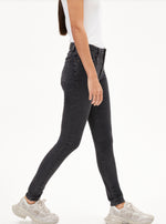 Lade das Bild in den Galerie-Viewer, Armedangels TILLAA True Black Washed
