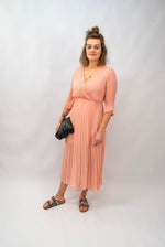 Lade das Bild in den Galerie-Viewer, Plissee Kleid Apricot
