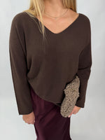 Lade das Bild in den Galerie-Viewer, Strickpullover Val Chocolate
