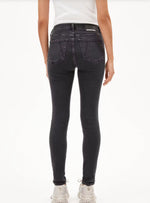 Lade das Bild in den Galerie-Viewer, Armedangels TILLAA True Black Washed
