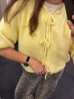 Lade das Bild in den Galerie-Viewer, Cardigan Malu Pastell Gelb
