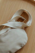 Lade das Bild in den Galerie-Viewer, Taschen Strap Shine Beige Hardware Silber oder Gold
