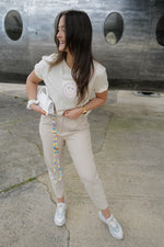 Lade das Bild in den Galerie-Viewer, Shirt Good Day Beige | Biobaumwolle | BQU 1805 | Fair Fashion
